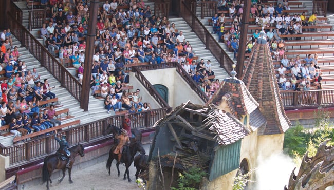 Overkapte tribune bij Efteling parkshow Raveleijn.