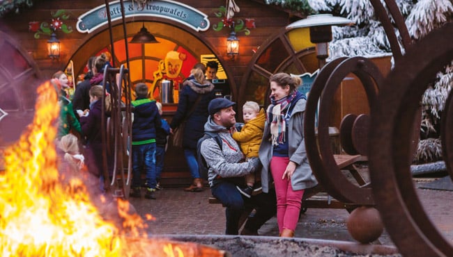 Warm op bij één van de Vreugdevuren op de pleinen in de Winter Efteling.