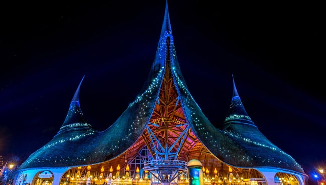 De Efteling-entree kleurt in de winter betoverend ijsblauw dankzij 35 zogenaamde ‘Arenaspots’.