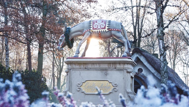 Ezeltje Strekje op het Herauten Plein tijdens de Winter Efteling