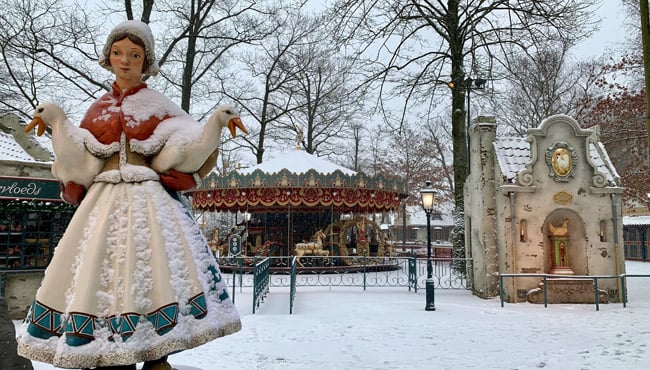 Het Anton Pieck Plein bedekt met sneeuw tijdens de Winter Efteling