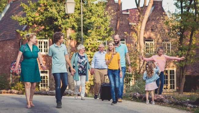 Familie wandelt door vakantiepark Efteling Bosrijk