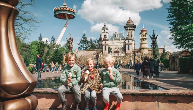 Kinderen genieten van een ijsje voor Symbolica