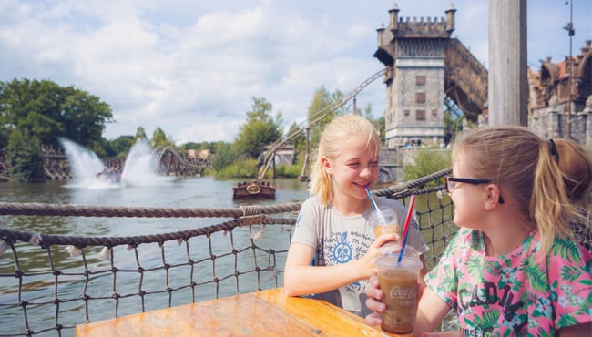 Genieten van een drankje op het terras bij De Vliegende Hollander