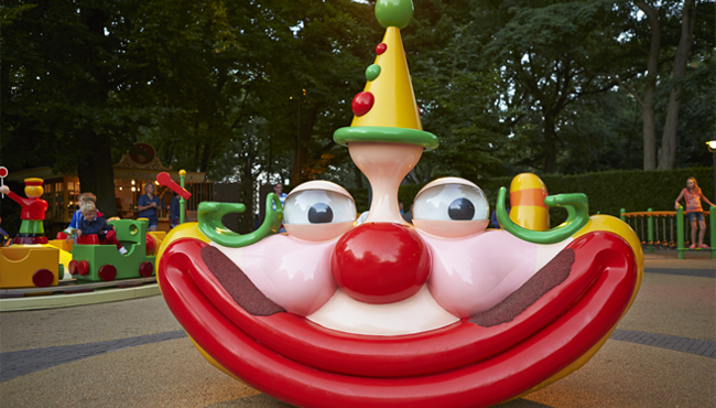 Deze kleurrijke clownswip staat in speeltuin Kleuterhof.