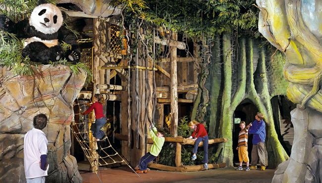 Klimmen en klauteren in de overdekte speeltuin Dierenwereld bij attractie PandaDroom.