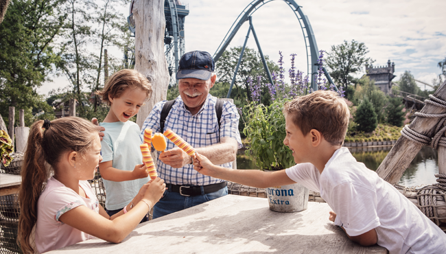 Opa en kleinkinderen eten een ijsje