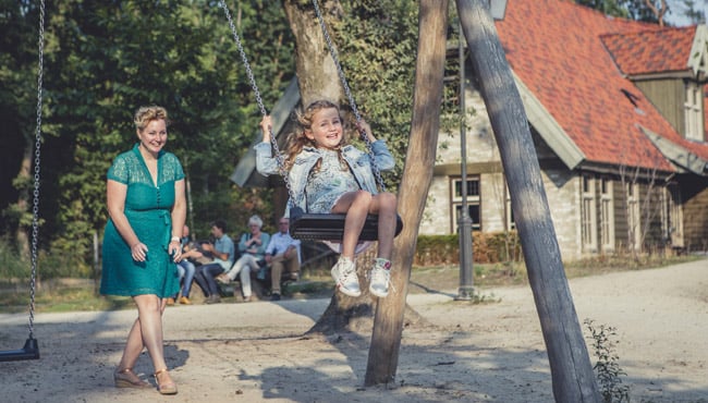 Moeder en dochter spelen in Efteling Bosrijk