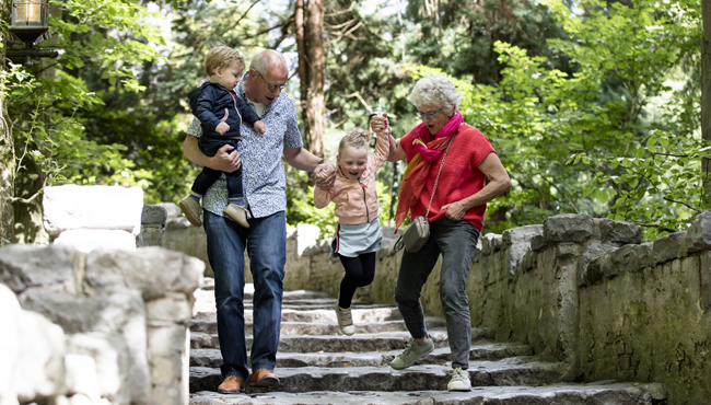 Familie in het Sprookjesbos, bij het kasteel van Doornroosje.