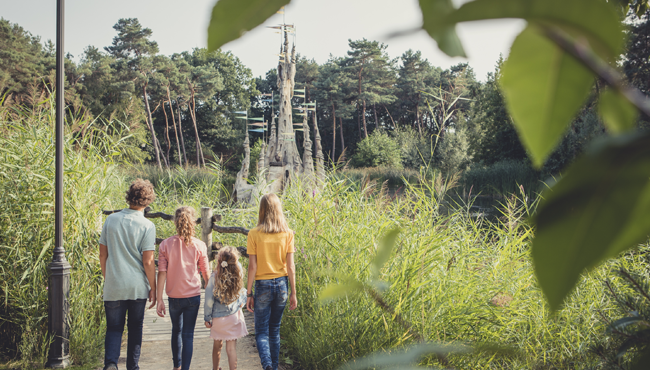 Midden in het Meer van Dromen staat het huis van Klaas Vaak, waar ook uil Oehoe Houdoe woont. Neem ‘s avonds een kijkje, dan is het sprookjesachtig verlicht.