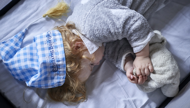 Naast een gratis sprookjesboekje om uit voor te lezen, hangen er ook geruite slaapmutsjes voor je klaar.