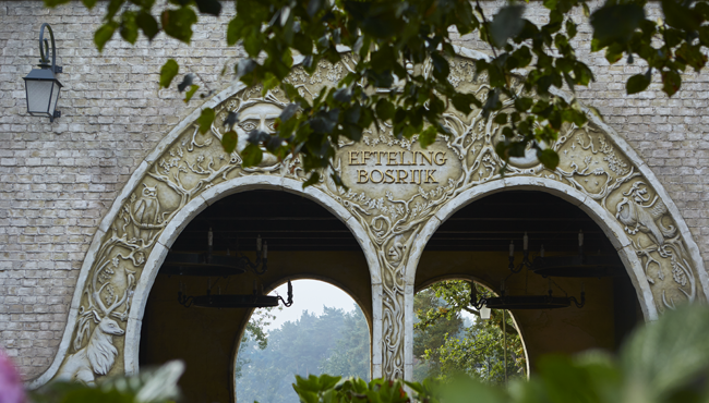 Sta even stil voor de entreepoort en bewonder de gedetailleerde tekeningen.