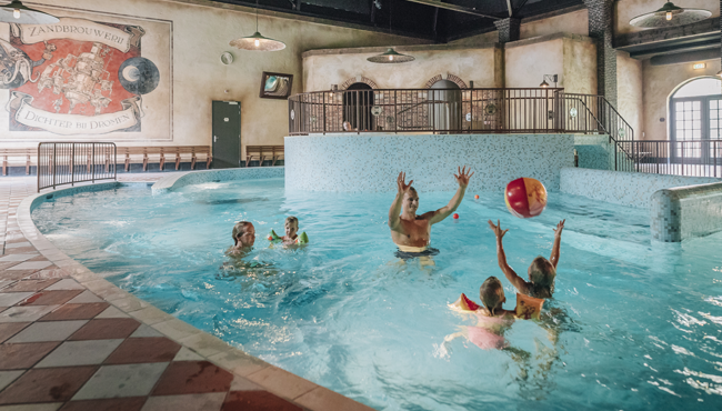 Het Badhuys is een klein overdekt zwembad met een recreatie-, peuter en babybad.