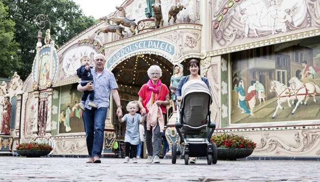 Familie bij de carrousel