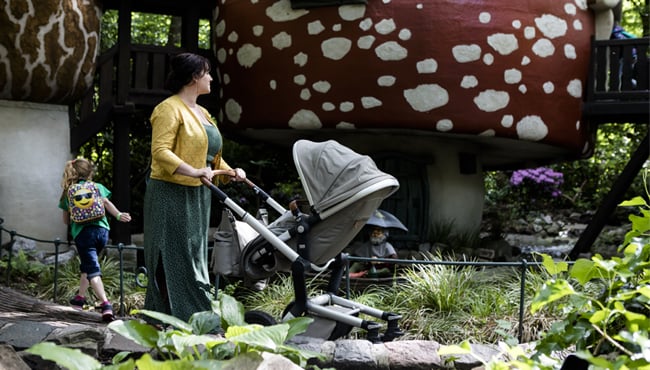 Moeder en kind bij het kabouterdorp