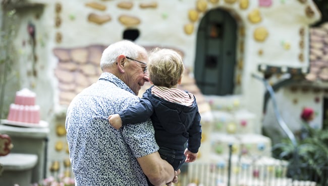 Opa met kleinkind bij Hans en Grietje