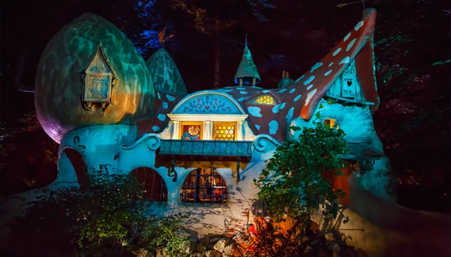 Avondfoto van de Kabouterhuisjes in het Sprookjesbos.