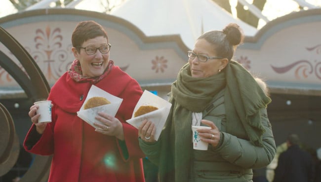 Verse stroopwafels haal je bij de Vreugdevuren op het Steenbok Plein en Ton van de Ven Plein.