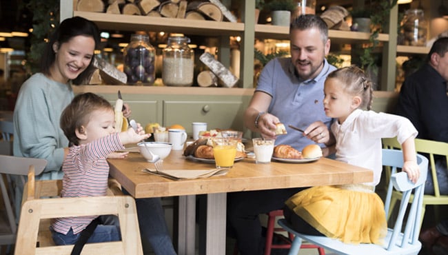 Familie aan het ontbijten in het Loonsche Land