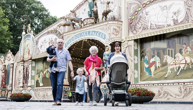 Familie bij de Stoomcarrousel