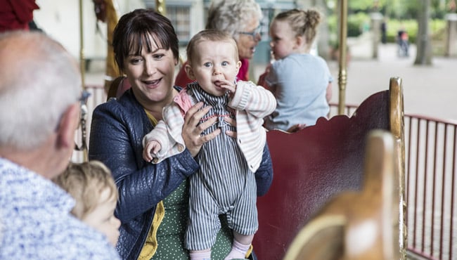 Familie in carrousel op het Anton Pieck plein