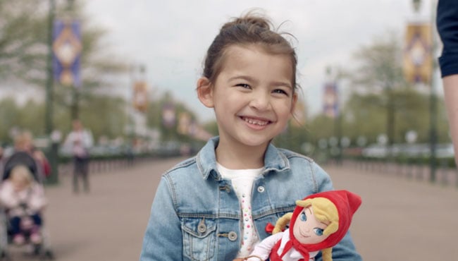 Meisje met Roodkapje knuffel