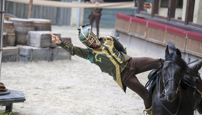 Een stunt op paard in parkshow Raveleijn in de Efteling.