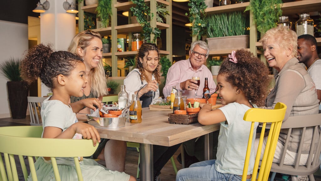 Een familie dineert in Restaurant de Proeftuyn.