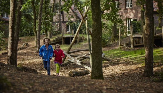 Kinderen spelen in Vakantiepark Efteling Bosrijk.