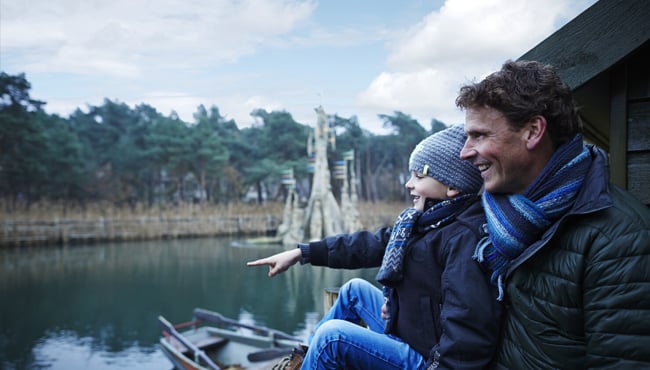 Een vader en zoon genieten in Vakantiepark Efteling Bosrijk