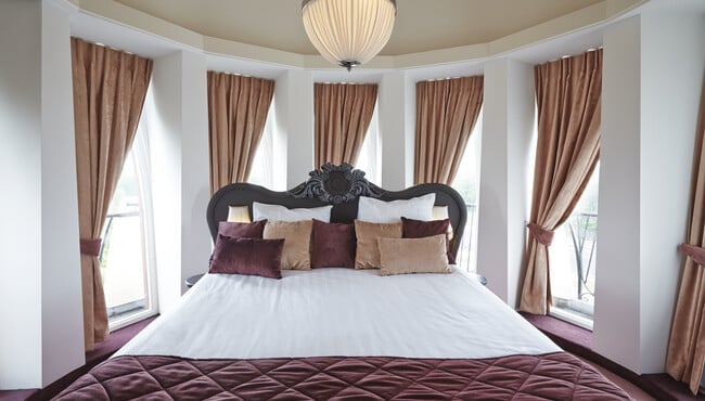 Het bed van de Excellente Themasuite.