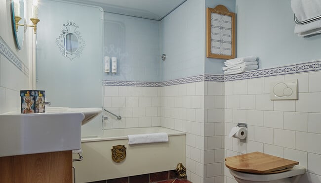 De badkamer in de Roodkapje Themasuite in het Efteling Hotel.