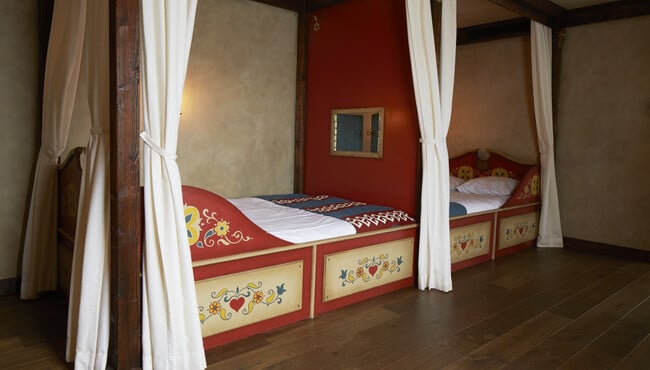 De bedden in de Roodkapje Themasuite in het Efteling Hotel.