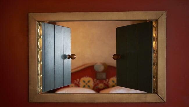 Details in de Roodkapje Themasuite in het Efteling Hotel.