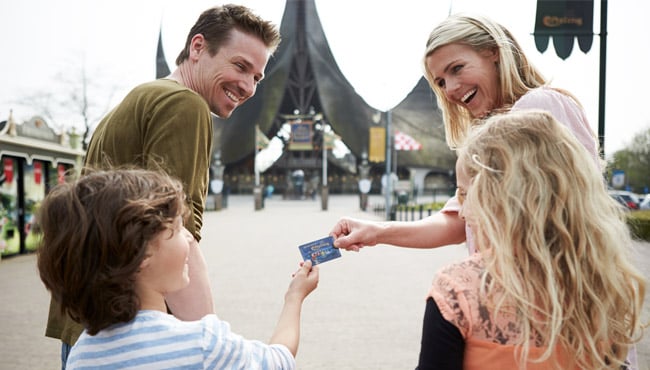 Moeder overhandigt een Efteling Abonnement aan zoon