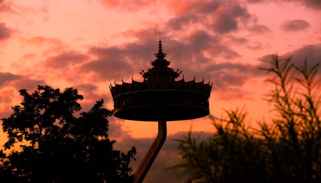 Pagode tijdens de zonsondergang.
