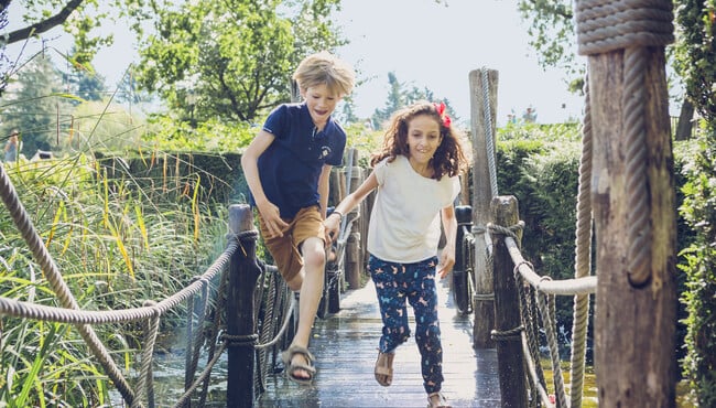 Kinderen op de brug van het Avonturen Doolhof