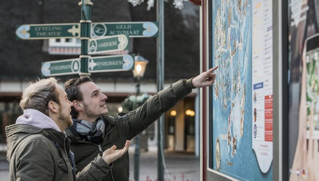 Vrienden bekijken plattegrond