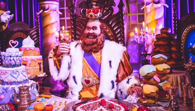Koning Pardulfus zit aan een feestelijk buffet in Symbolica