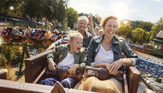 Gezin in familieachtbaan Max & Moritz