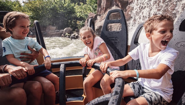 Gezin zoekt verkoeling in de Piraña in de Efteling.