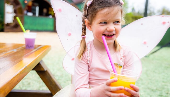 Kind geniet van Bubble Tea in Efteling Wonderland.