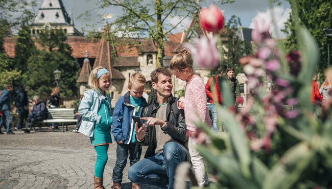 Vader met kinderen op het Ton van de Ven Plein in de Efteling