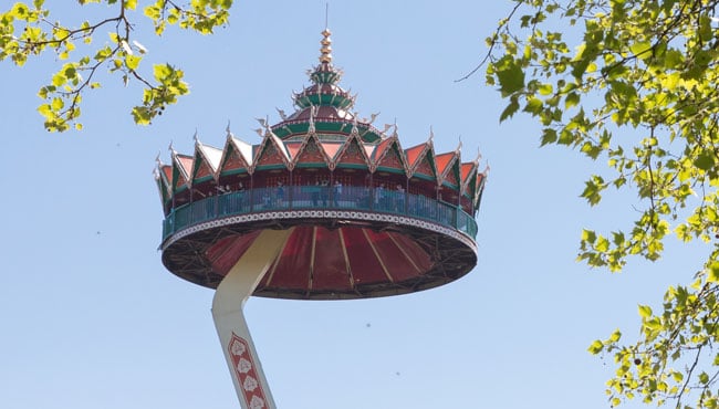 Pagode in de Efteling tegen een blauwe hemel