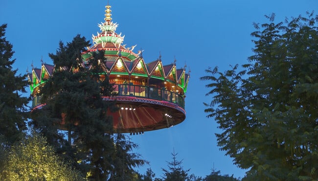 Felverlichte Pagode in de schemering