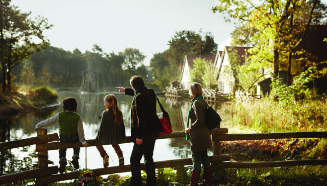 Vakantiepark Efteling Bosrijk - gezin geniet van de natuur
