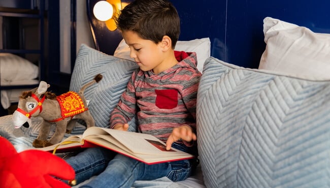 Jongetje met boek in het Efteling Hotel