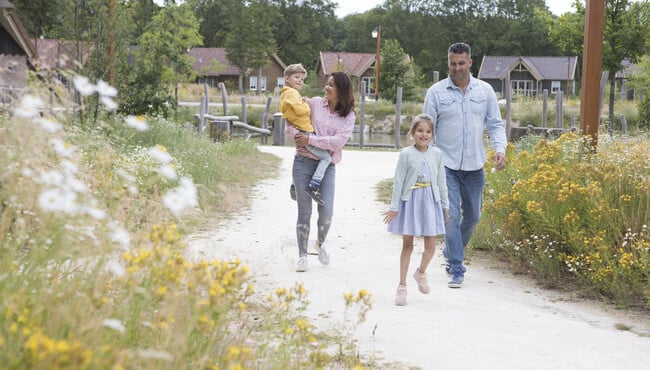 Gezin in vakantie park Loonsche Land