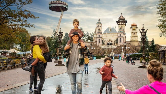 Familie op fontein bij de Pardoes pomenade