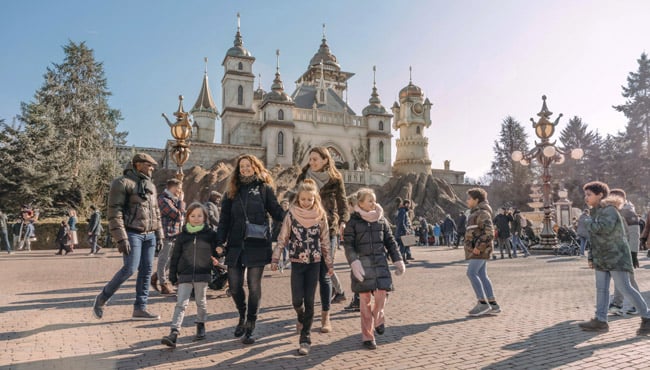 Familie loopt bij Symbolica